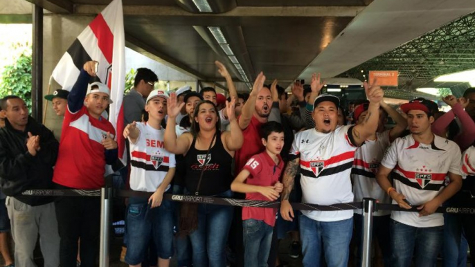 Após eliminação, torcida do São Paulo apoia o time na chegada ao Brasil