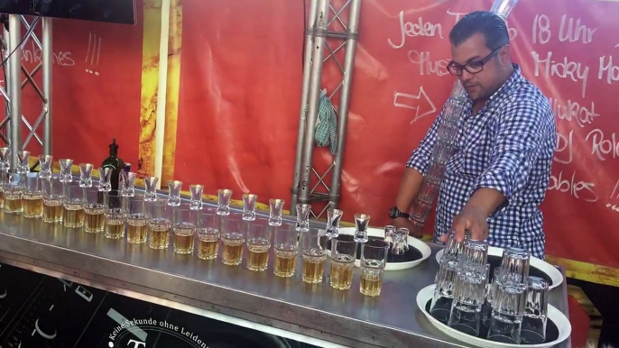 Ce barman remplit 17 verres de Jagerbomb d'un coup ! Trick énorme