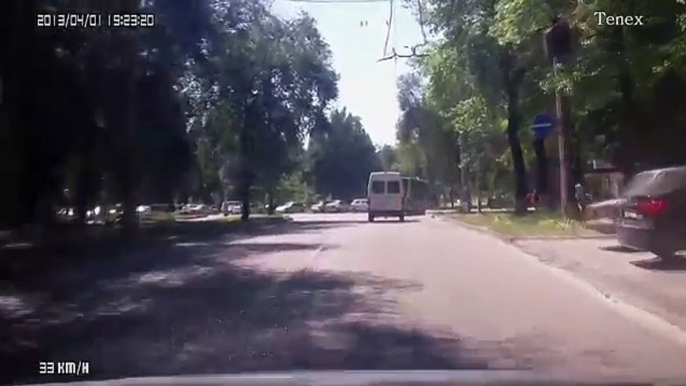 Traîné par un bus ce mec se fait rouler dessus et va bien !