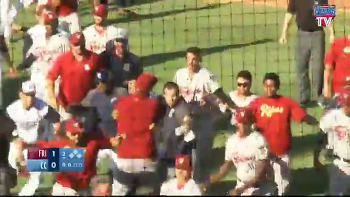 Enorme bagarre en plein milieu d'un match de Baseball