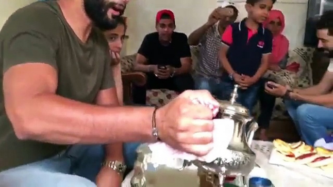 La Fouine sert le thé à sa famille au Maroc !