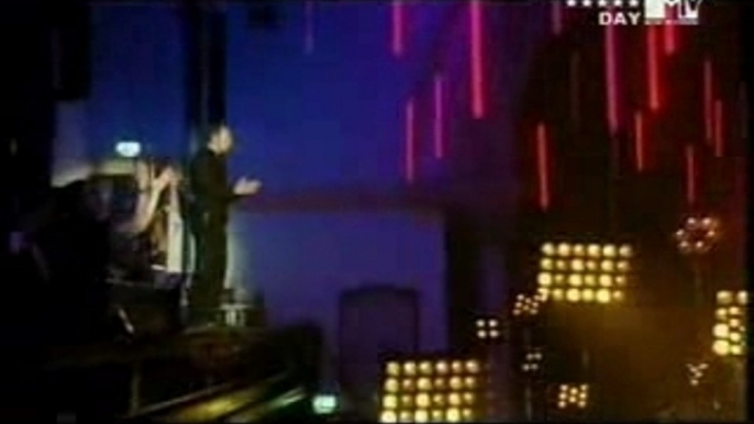 Chris Martin Jumping dangerously (hugs Noel Gallagher