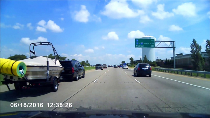 Ce motard s'envole sur une autoroute en roulant sur un tube - Accident de moto impressionnant