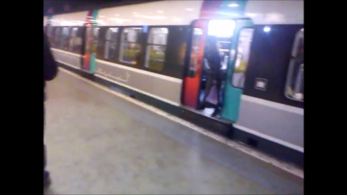 Elle bloque la porte du RER et se fait jeter à coup de pied... Bim