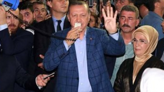 Erdoğan Şehit Evini Ziyaret Etti, Konuştuğu Megafonu Bilal Erdoğan Tuttu