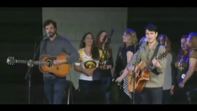 Bernie Sanders sings with Vampire weekend This land is your land