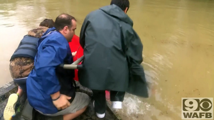 Louisiane: Les images spectaculaires du sauvetage d'une femme et son chien pris au piège dans une voiture qui s'enfonçai