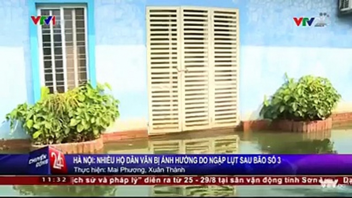 Mặc dù bão số 3 đã qua được gần 1 tuần thế nhưng hàng ngày người đàn ông ngày vẫn cặm cụi tát nước từ trong nhà ra. Nhìn những hình ảnh này bạn có nghĩ họ đang sống giữa thủ đô Hà Nội.