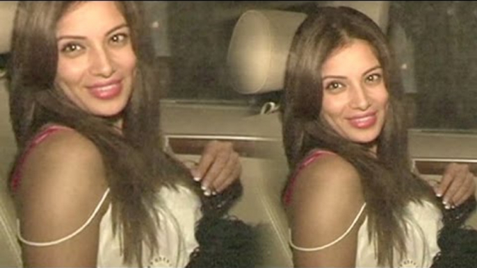 HOT Bipasha Basu Spotted In Juhu, Mumbai With Karan Singh Grover