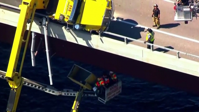 Sauvetage périlleux d'ouvriers pris au piège dans un camion grue renversé au dessus d'une rivière