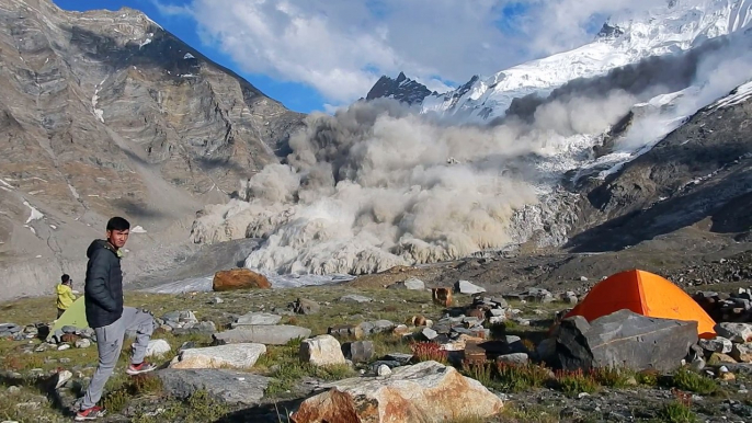 Avalanche impressionnante dans le nord de l'Inde filmée d'un camp de base - avalanche