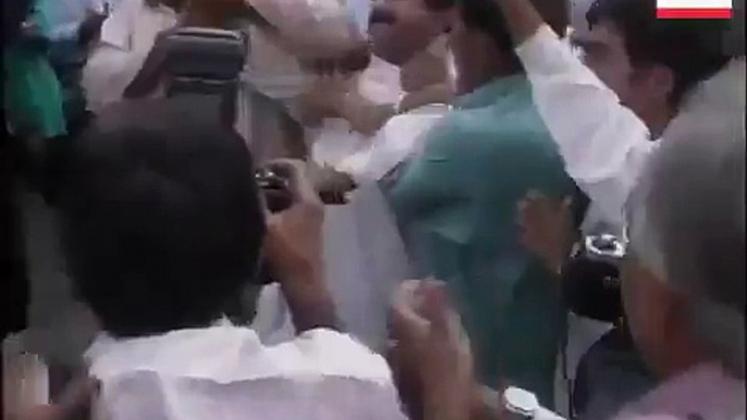 Police Beats & Torn Clothes Of PMLN’s Mushahid Ullah At Time Of Musharraf Coup