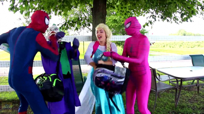 Kim Spiderman öptü _! W_ Dondurulmuş Elsa Kötü Bebek Maleficent Joker Prenses Rapunzel! Superhero Eğlence _)