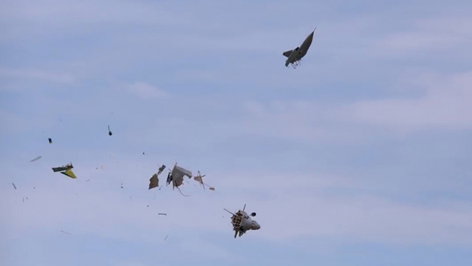 Un avion modèle réduit se désintègre en plein vol