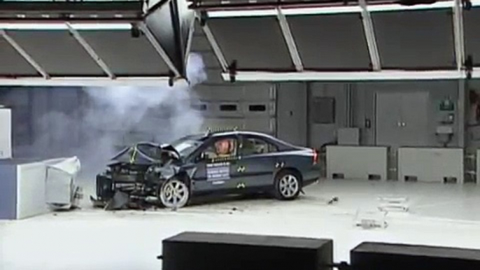 2002 Volvo S60 moderate overlap IIHS crash test