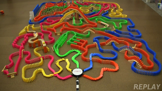 Course de chute de Dominos... Quelle couleur gagnera ? Impressionant !