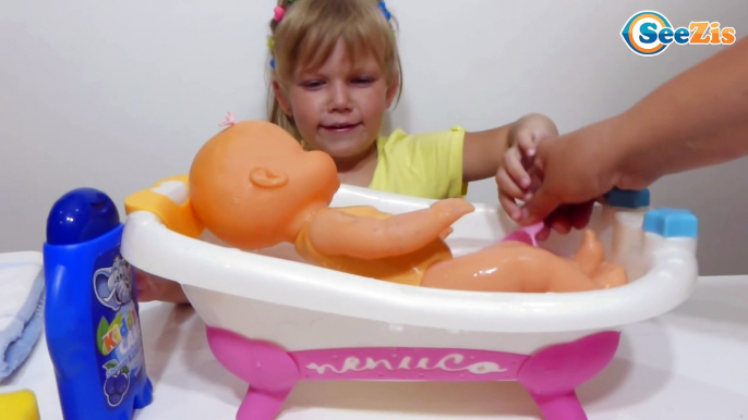 Кукла Ненуко и Ника. Девочка Ника купает Куклу. Видео для детей - Nenuco Doll Bath Time