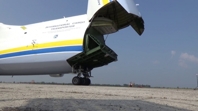 Vol d'un Drone au-dessus et dans le plus grand avion du monde : Antonov