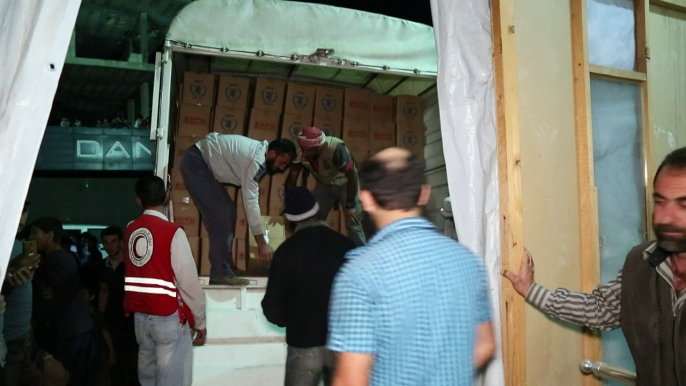 UN convoys deliver food aid to besieged Syrian towns