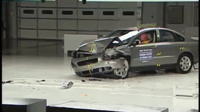 2004 Volvo S40 moderate overlap IIHS crash test