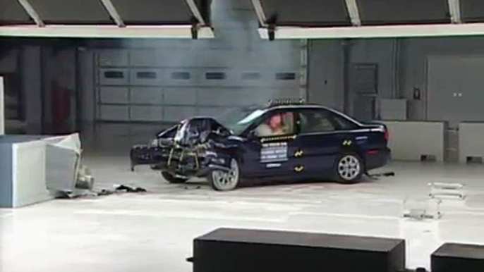 2002 Volvo S40 moderate overlap IIHS crash test