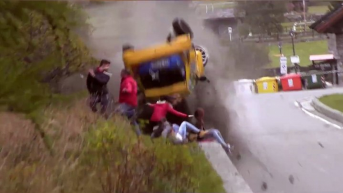 Quand le public au bord de la route voit la mort de près! Accident de rallye