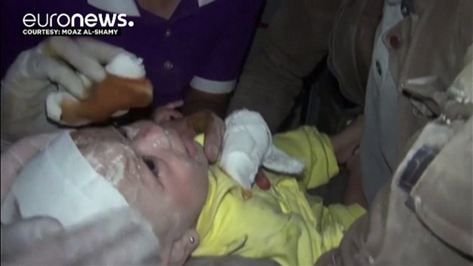 Bombe sulla Siria, ancora morti ad Aleppo e Idlib. Salvato un neonato di un mese