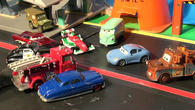 Disney Pixar Cars Lightning McQueen Unboxing Kinder Egg Surprise Eggs in Radiator Springs