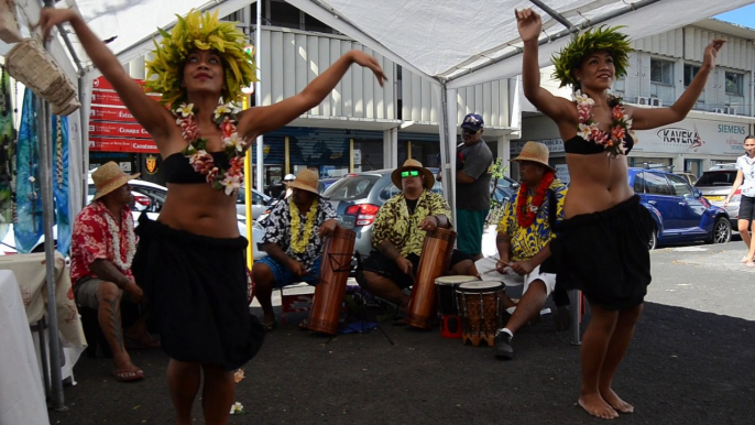 spectacle de rue: chants et danses tahitiens