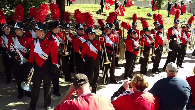 Il demande à un orchestre de jouer Hey Baby pour faire sa demande en mariage