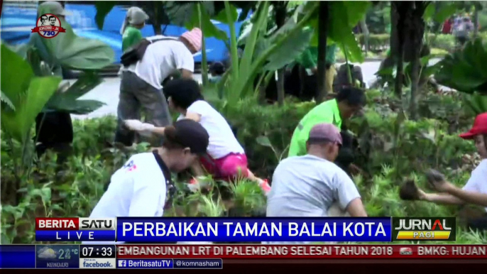 Relawan Djarot Perbaiki Taman Rusak Depan Balai Kota