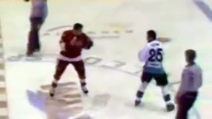 Possibly The Best Ice Hockey Fight Ever-0kRdattVhbU