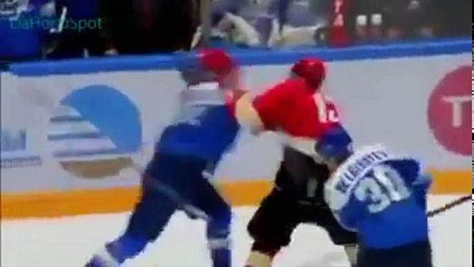 Russian Hockey Player Tries to Fight Entire Team-gTcJoLL_C1c