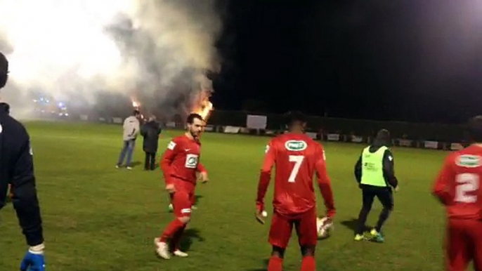 Le feu sur le stade de Ruffec retarde le match (images Majid Bouzzit)