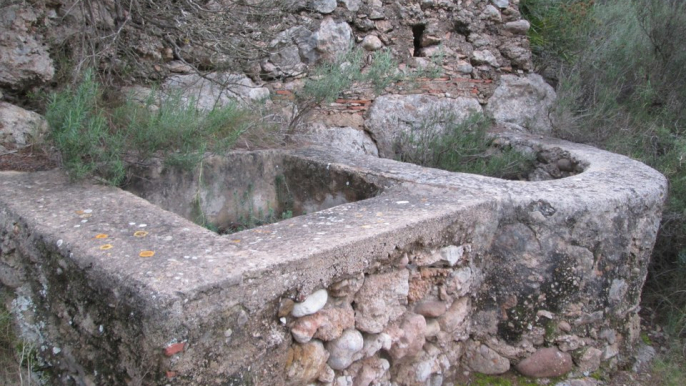 Pozo en Cala Mundina