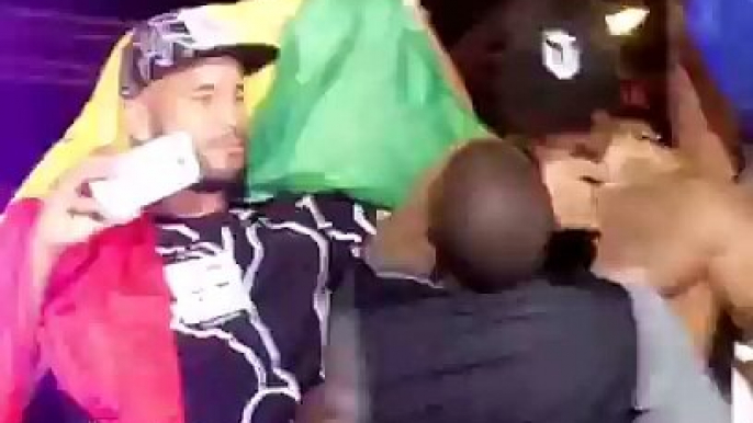 CONCERT A DAKAR - Booba brutalise un jeune fan qui voulait le toucher