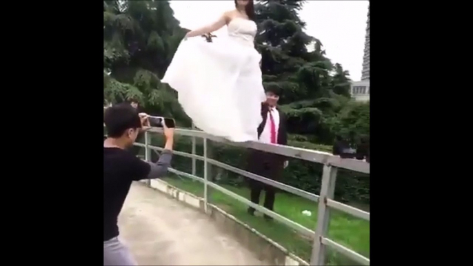 Elle a voulu marcher sur la rampe avec sa robe de mariée... Et bim, la chute