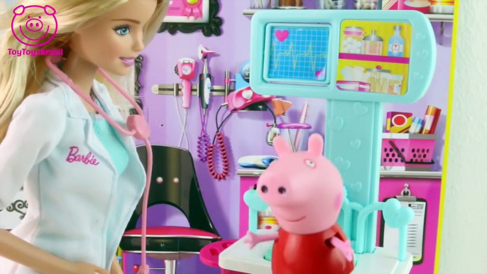 Pig George da Família Peppa Pig Toma Vacina na Doutora Barbie Novelinha ToyToysBrasil em Português!