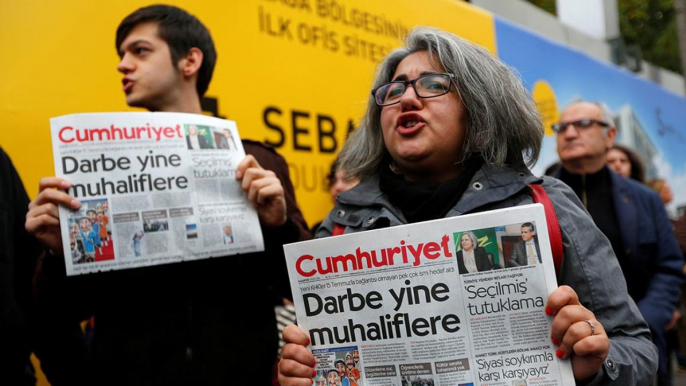 Türkei: Verhaftungen bei Oppositionszeitung Cumhuriyet wegen "Unterstützung von Terrororganisationen"