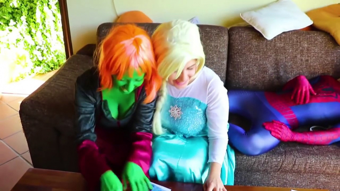 Hulk fica SOLETRAR DE RAINBOW CABELO! w Spiderman Elsa Frozen Poção Ivy Superman & Joker!