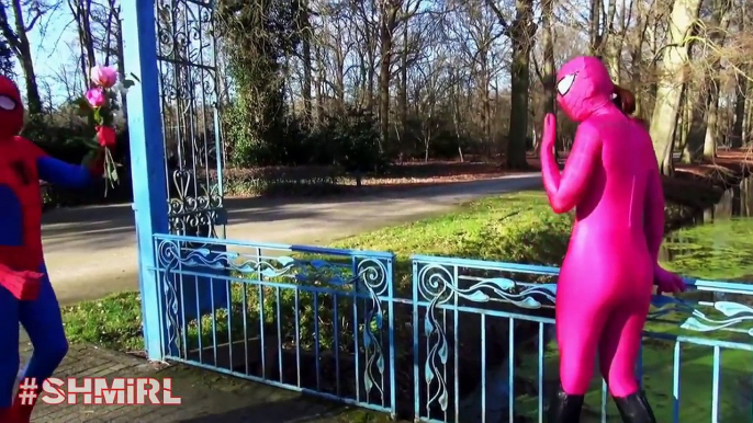 Frozen Elsa Spidergirl Spiderman BathTime Pink SpiderGirl kidnapped Fun Superheroes in real life