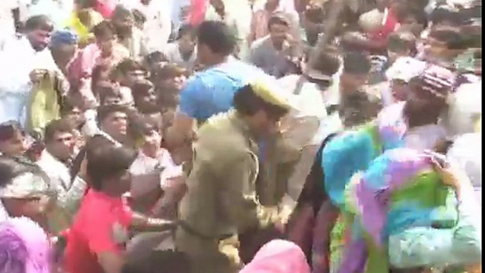 WATCH Police LATHICHARGE LONG QUEUE outside BANKS and ATMs