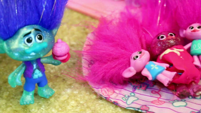 TROLLS BIRTH Poppy Branch Have BABY Pregnant Hospital Birth? Doctor Surprise Babies Trolls Movie