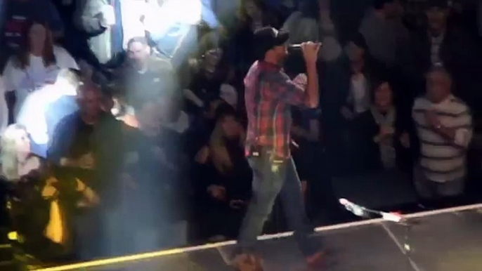 Luke Bryan Interacts with Man Flipping Him Off at Charlie Daniels Volunteer Jam