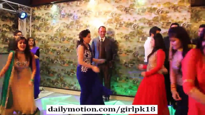 Beautiful Girls Dance '' Larke O Re Larke '' HD