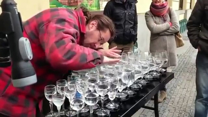 Un Artiste De Rue Joue La Musique Avec Des Verres