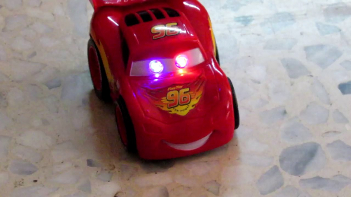 DISNEY CARS RELÂMPAGO MCQUEEN BRINQUEDOS CARROS 2 DI FILME DISNEY PIXAR 2006 E new DIECAST FUN TOYS