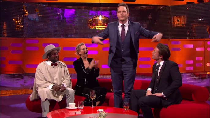 Chris Pratt fait un tour de magie interminable à Will.I.am et Jennifer Lawrence. Tellement drole!