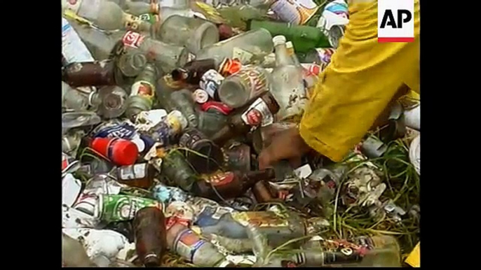 COLOMBIA:  RUBBISH RECYCLING BY POOR DISPOSABLES