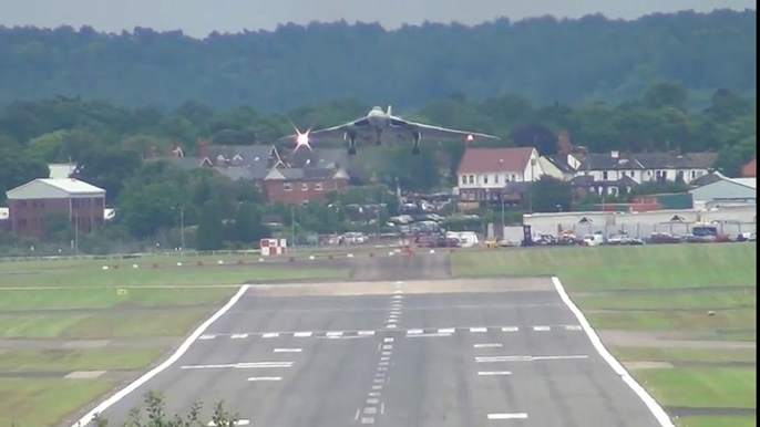 Vulcan XH558 Arrives at Farnborough Airshow.- Head-On Wheelie Style